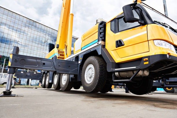 Equipo técnico revisando documentación